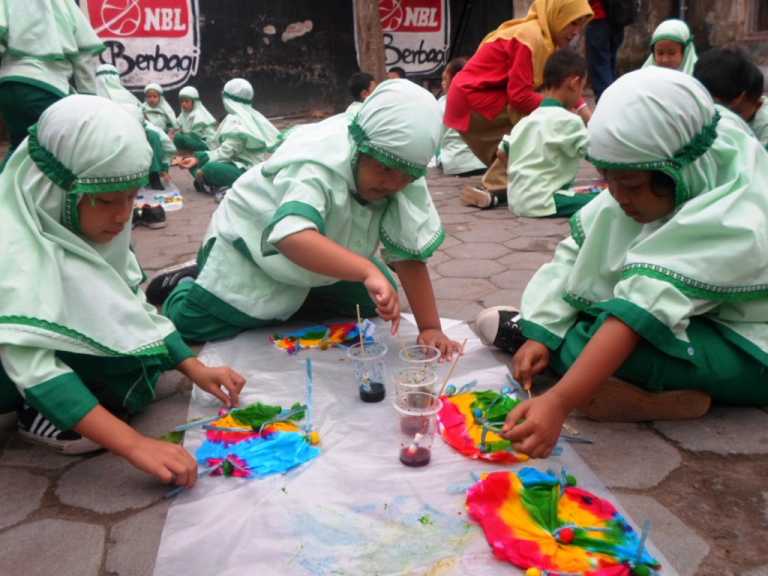 Serunya Belajar Membatik Teknik Jumputan