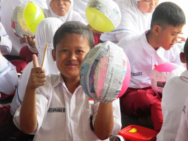 Menilik Kreasi Topeng dari Koran Bekas