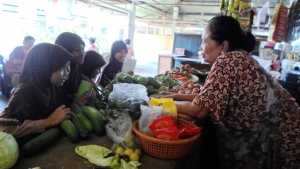 Siswa mengamati jenis barang dagangan dan mewawancarai pedagang di Pasar Penumping.