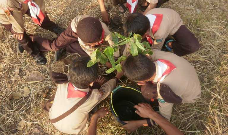 Peduli Lingkungan Alam, Siswa Ta’mirul Tanam 1000 Pohon