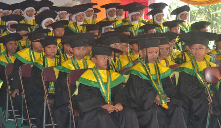 Siswa SD, MI, dan SMP Ta’mirul Islam Ikuti Wisuda Tahfiz Alquran