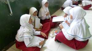 Siswa mendiskusikan data hasil kunjungan ke Pasar Penumping di teras kelas, Senin (15/9).