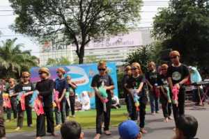 Siswa kelas V memeragakan tari yang diiringi lagu jaranan yang dibawakan tim karawitan SD Ta’mirul Islam Surakarta. 