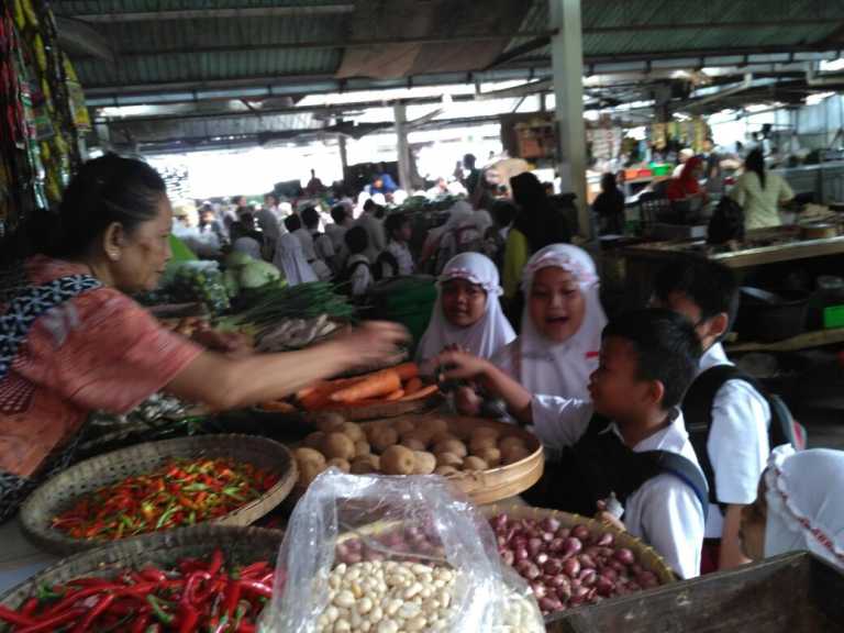 Belajar Jual Beli dengan Berbelanja di Pasar Tradisional