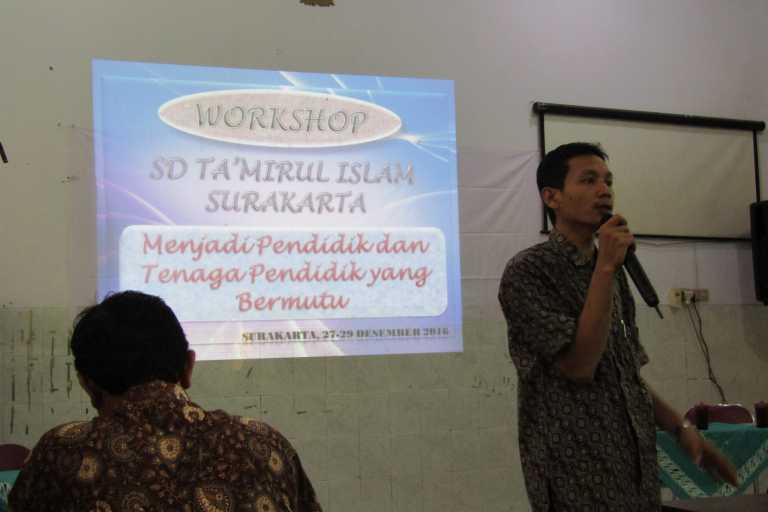 Workshop SD Ta’mirul Islam: Siswa Libur, Ganti Gurunya yang Belajar