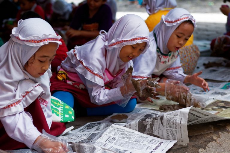 Asyiknya Membuat Kerajinan Tiga Dimensi dari Lempung