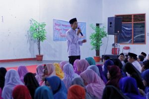 Kepala Sekolah memberi sambutan saat kegiatan SBT