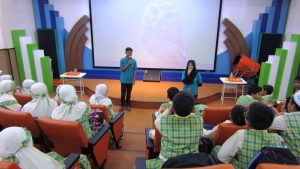 SIswa SD T`mirul Islam berada di ruangan hand on science