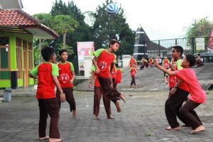 SIswa kelas 6 SD Ta'mirul Islam Surakarta memanfaatkan waktu santai di Hotel BIP Tawangmangu.