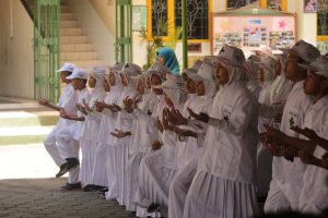 Siswa SD Ta`mirul Islam Surakarta yang tergabung dalam Dokter Kecil menyambut tim penilai PHBS