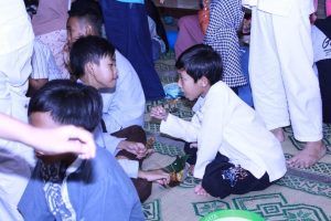 Siswa makan sate bersama dalam satu wadah untuk berdua