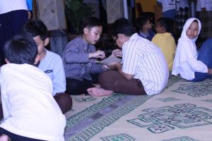 Siswa makan sate bersama untuk menambah keakraban