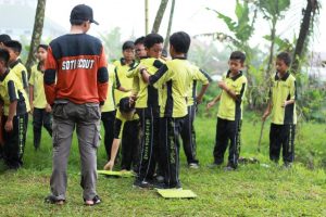 Siswa saling kerja sama dalam permainan Kawah Beracun