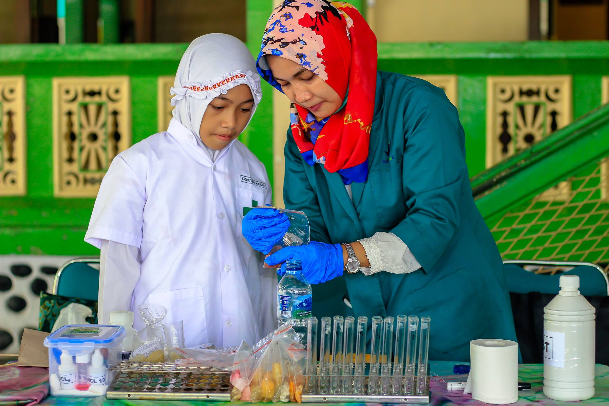 Petugas BPOM membimbing dokter kecil SD Ta'mirul Islam Surakarta dalam pengujian keamanan pangan