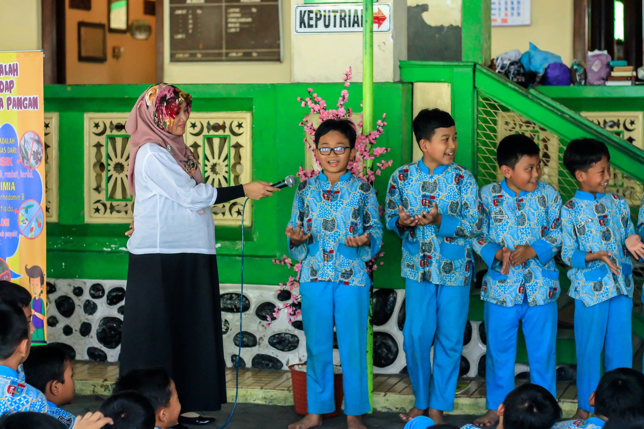 Siswa melakukan praktik doa sebelum makan