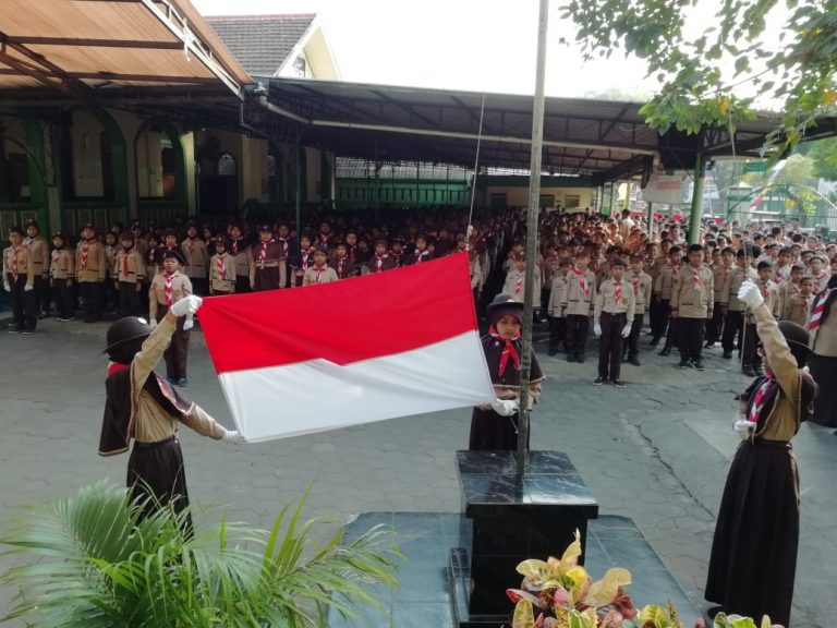 SD Ta’mirul Islam Surakarta Gelar Upacara Peringatan Hari Pramuka